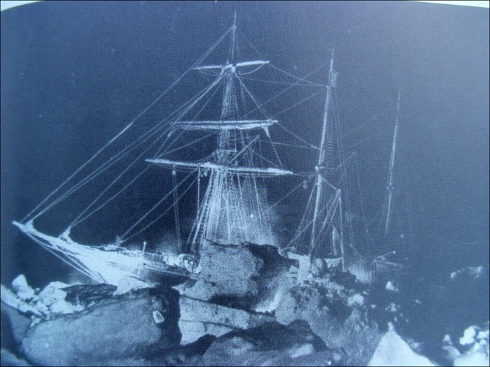 Loď Endurans zamrzlá v ledu Vedelova moře 