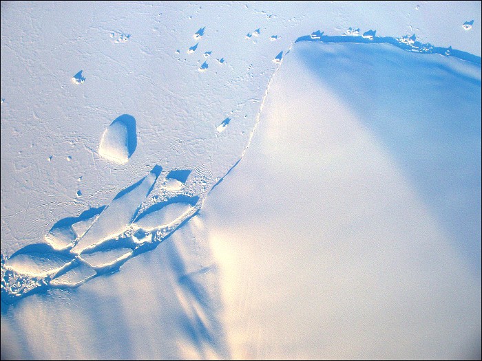 Zamrzlé moře a šelfový ledovec   