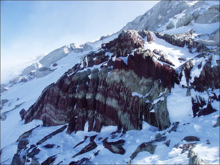 Skalky na vrcholovém hřebeni Mt. Vinson    